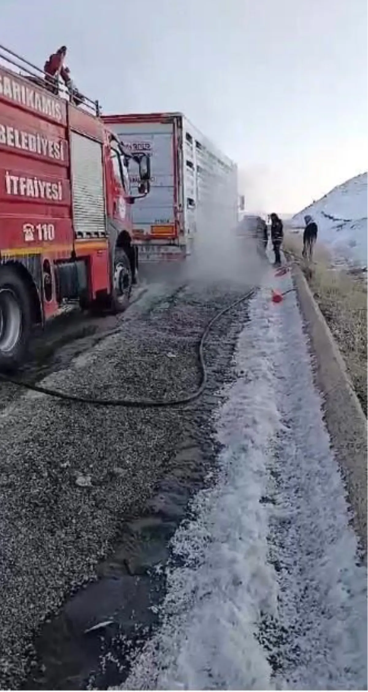 Sarıkamış’ta Tır Lastiği Patladı, Yangın Korkuttu